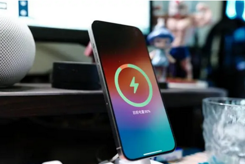 碌曲苹果15换屏服务分享用什么充电器给iPhone15充电更好 